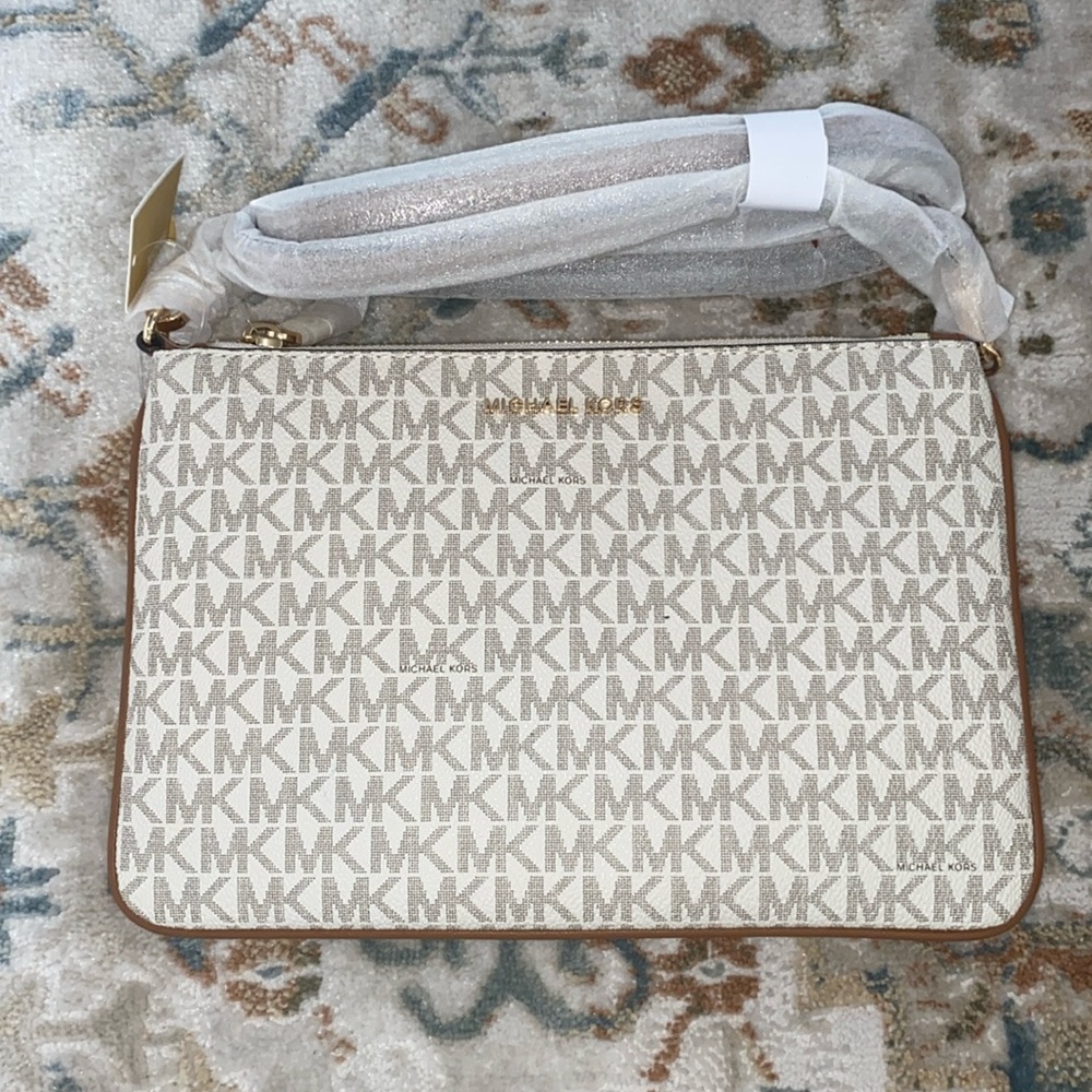 Michael Kors Side Satschel with adjustable length.